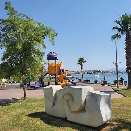 Apartamento Lovely 2-Bedroom Condo In The Heart Of The Famous Altinkum Beach